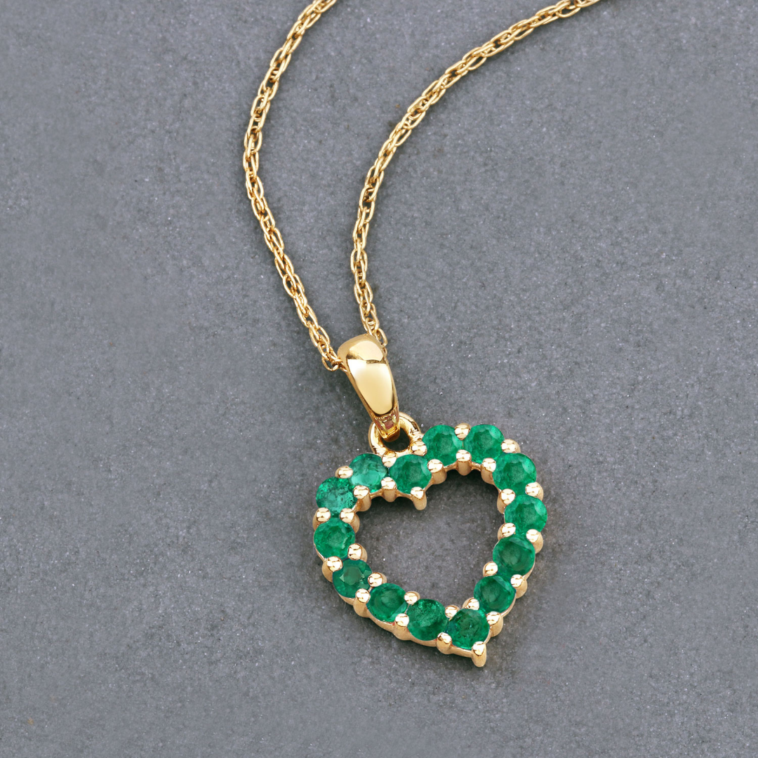 Collar con corazón de esmeralda de Zambia en oro amarillo de 10 quilates