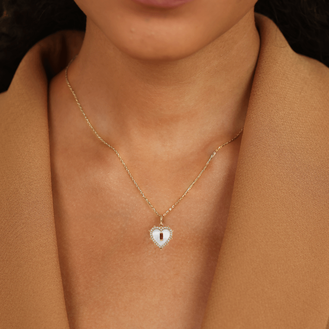 Collar con colgante de corazón de nácar