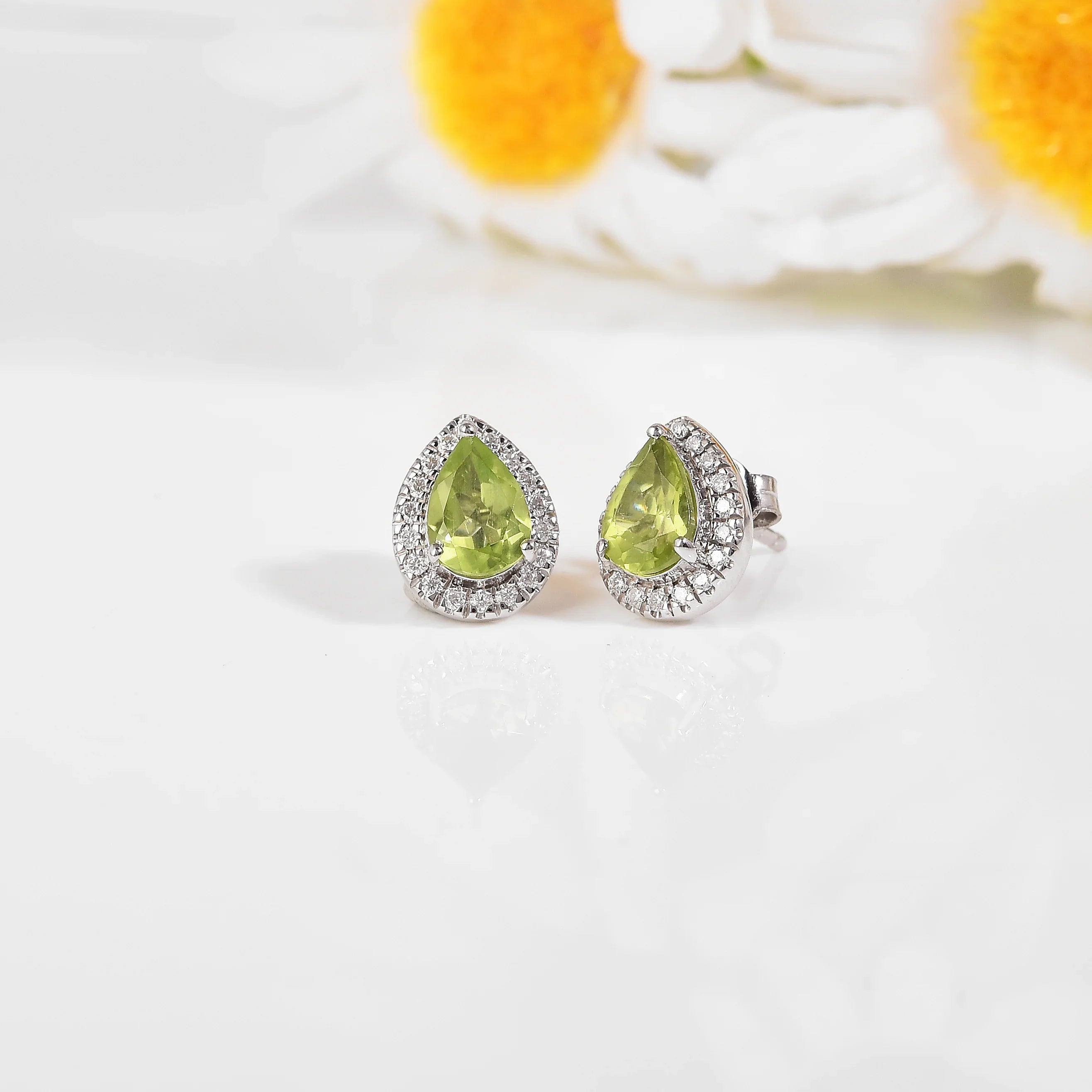 Pendientes con halo en forma de pera y peridoto natural