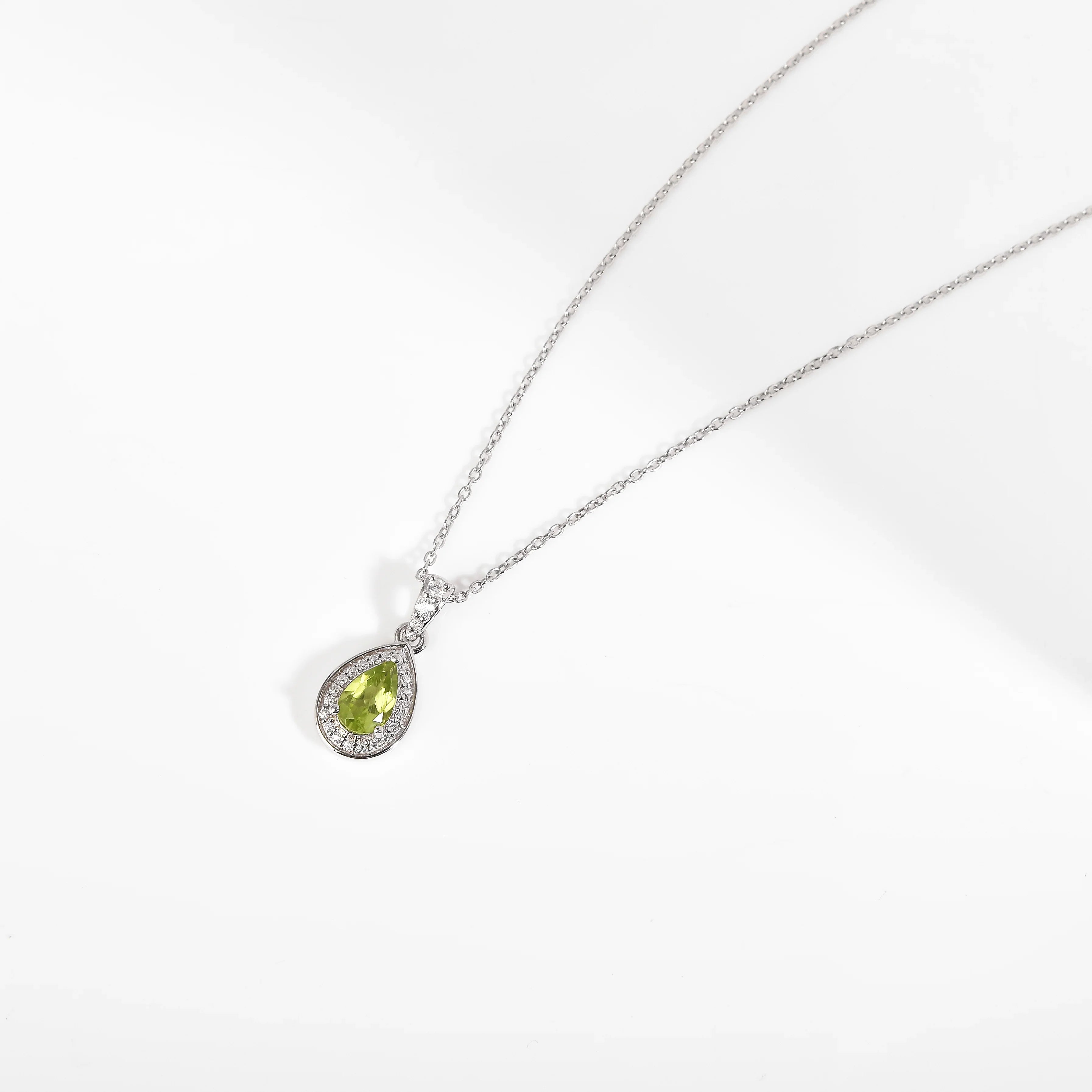 Collier avec pendentif halo en forme de larme de péridot naturel