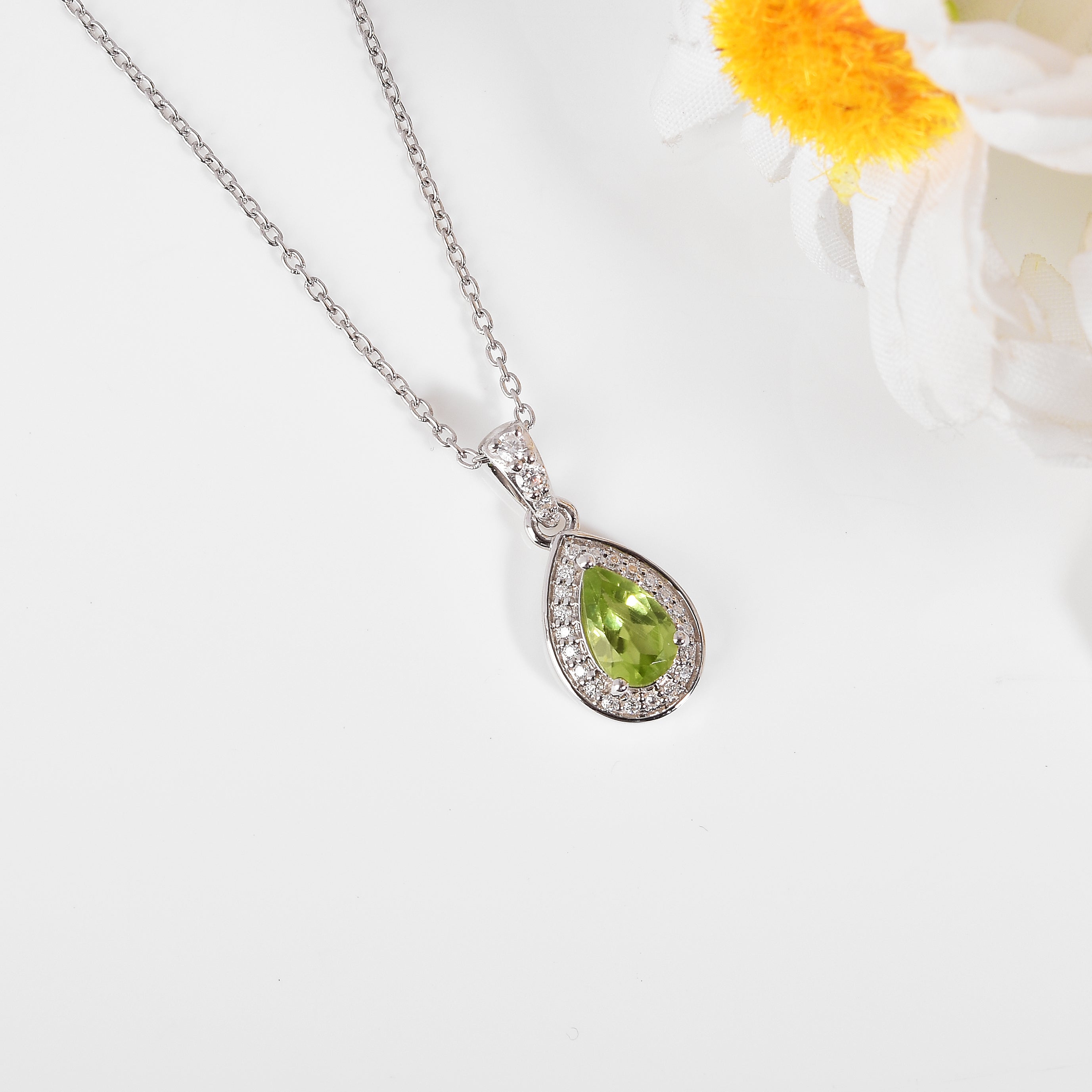 Collar con colgante de peridoto natural en forma de lágrima y halo
