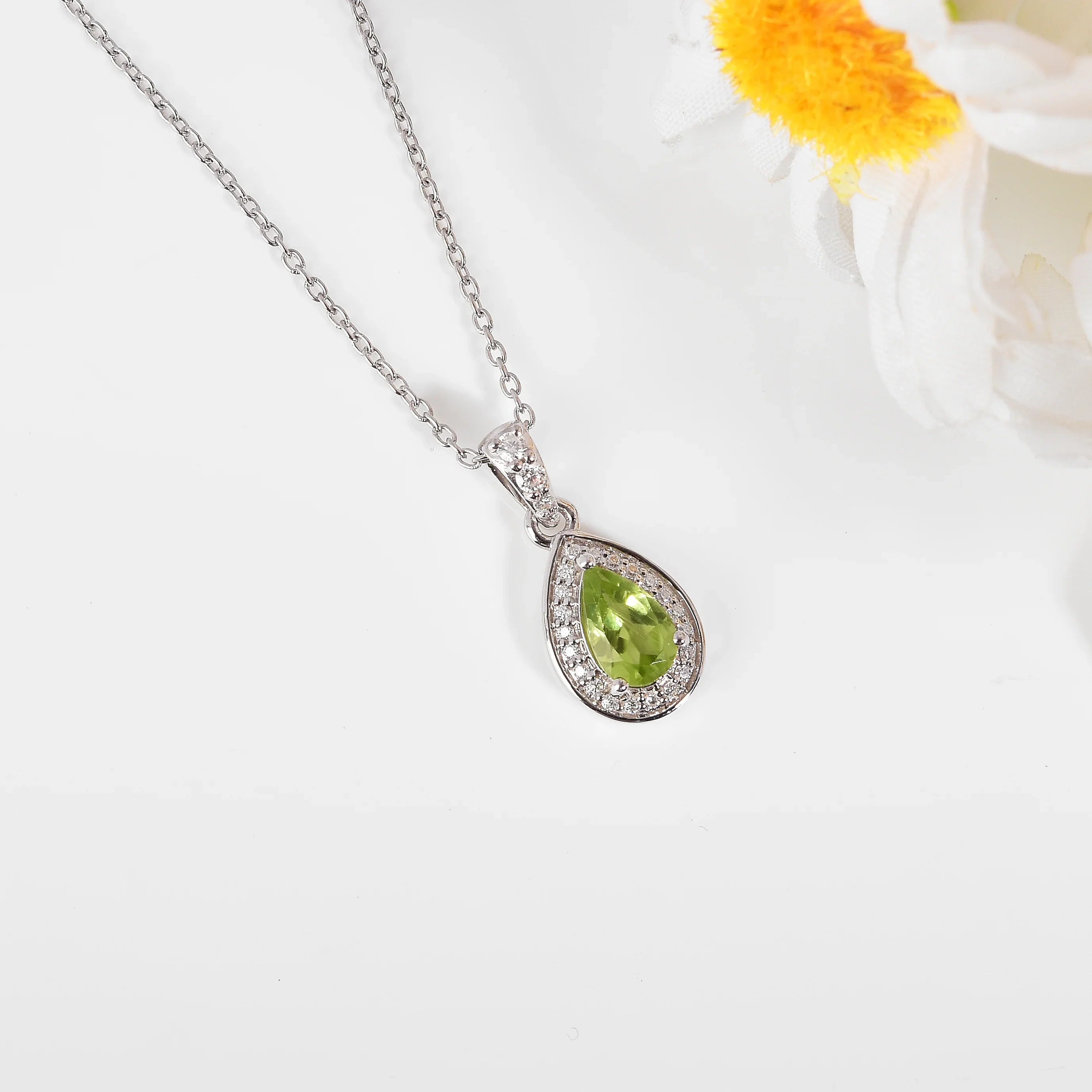 Collier avec pendentif halo en forme de larme de péridot naturel