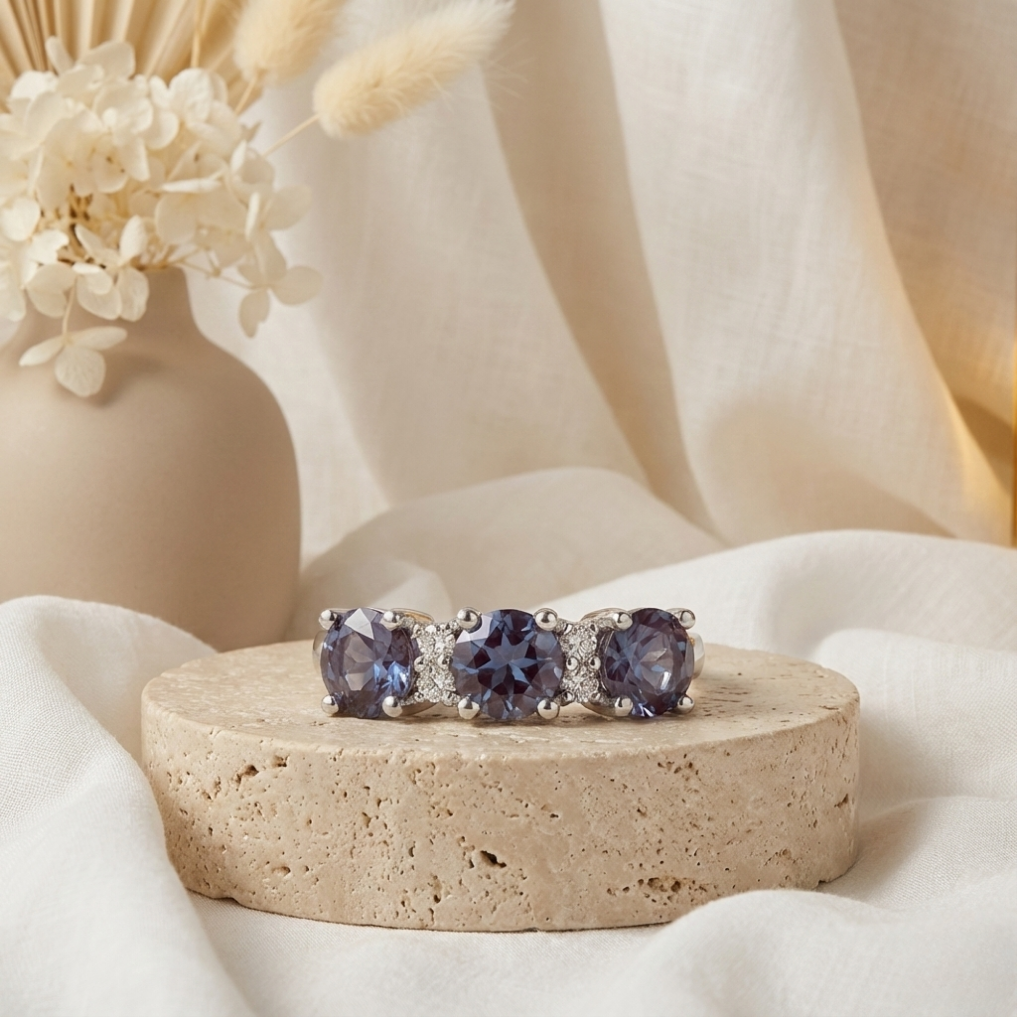 Anillo de alejandrita con tres piedras