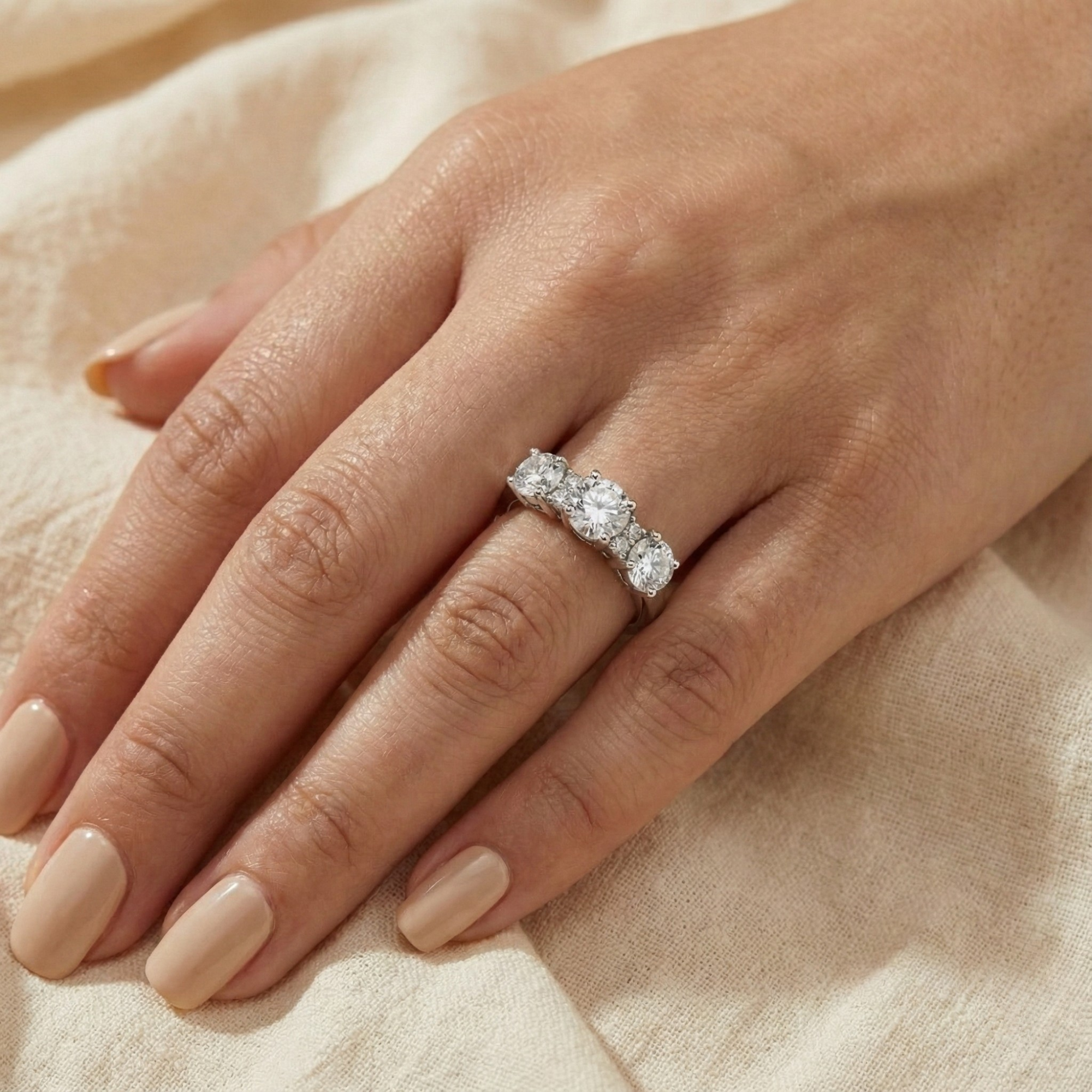 Anillo de tres piedras con topacio blanco