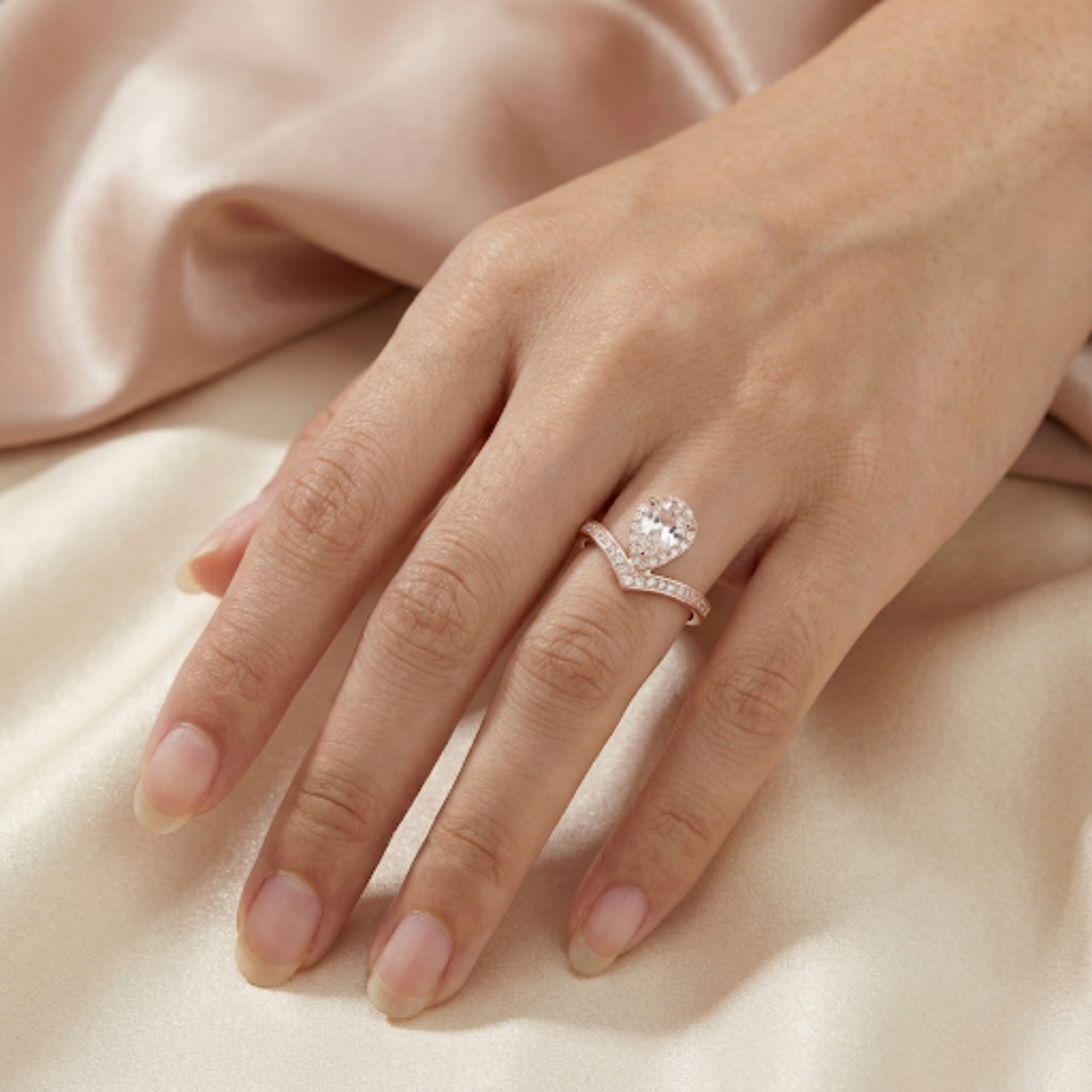 Bague en forme de larme avec topaze blanche