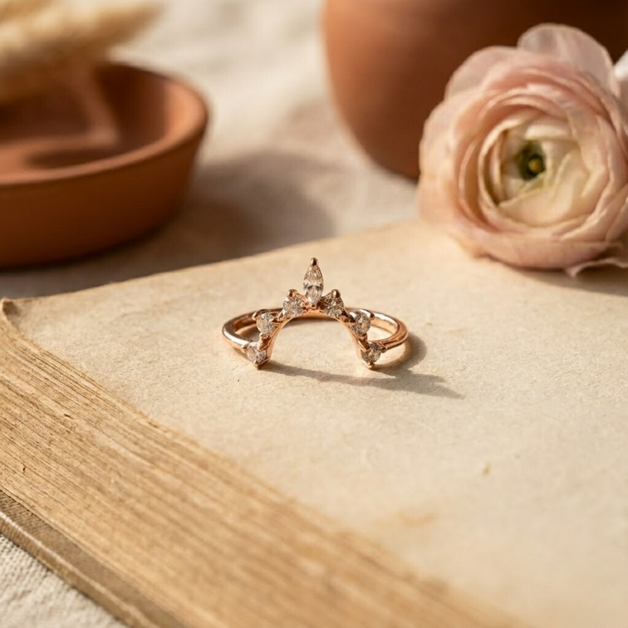 Anillo tiara con zafiro blanco y forma de estrella