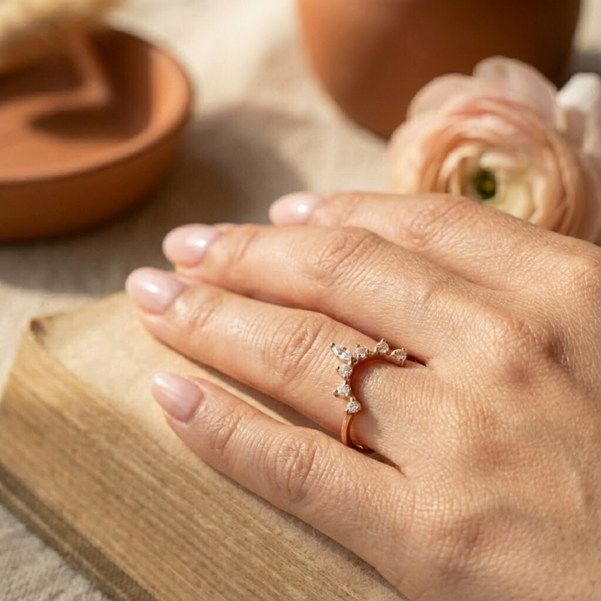 Anillo tiara con zafiro blanco y forma de estrella