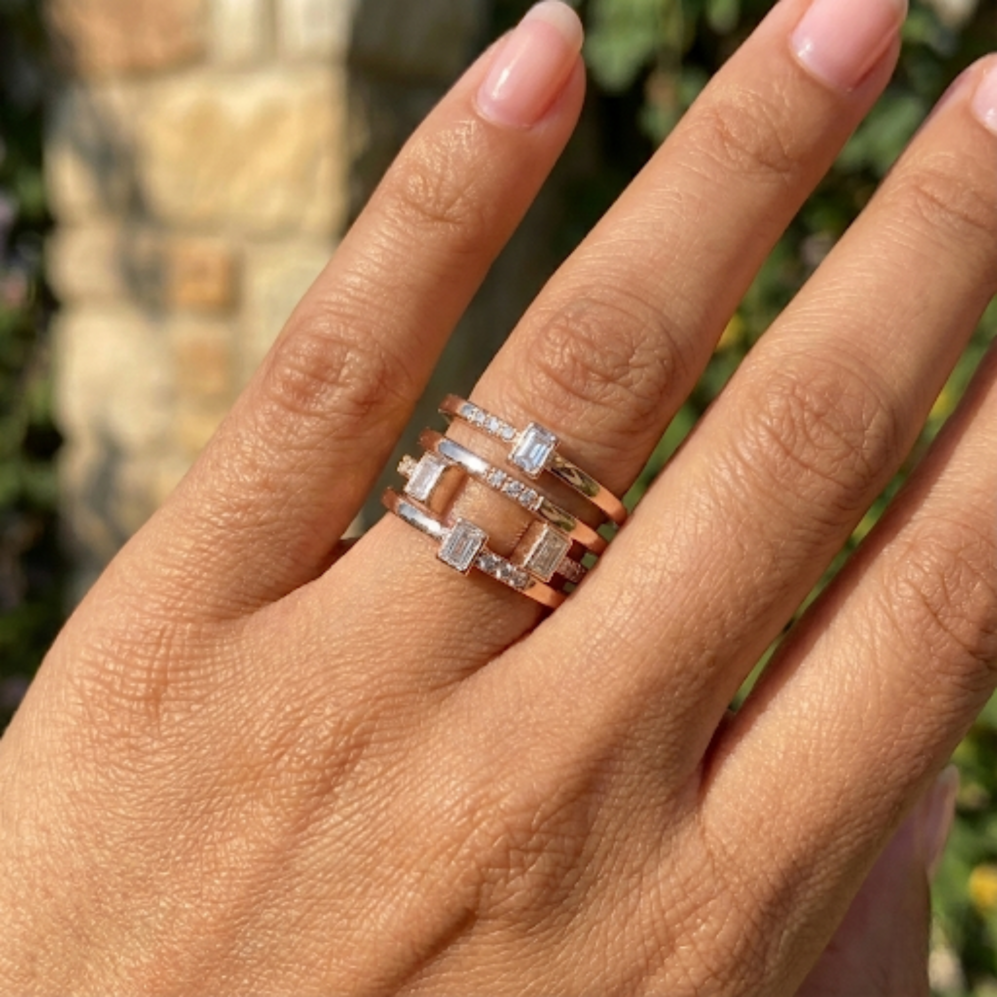 Bague fantaisie à quatre bandes avec saphir blanc