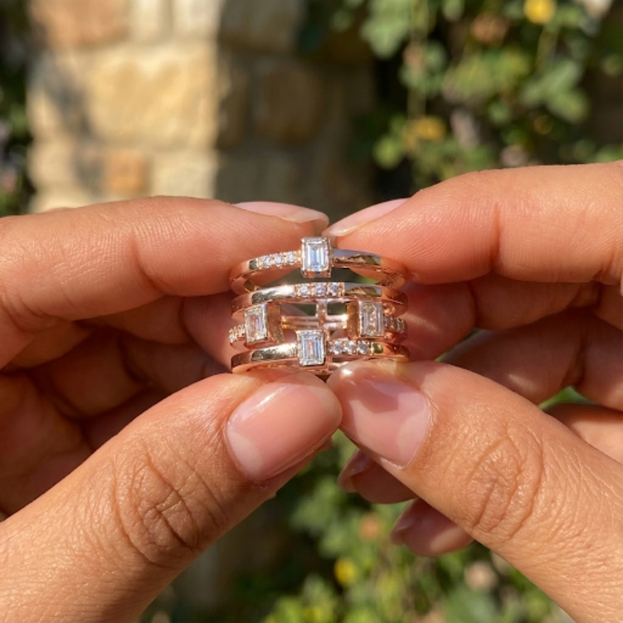 Bague fantaisie à quatre bandes avec saphir blanc