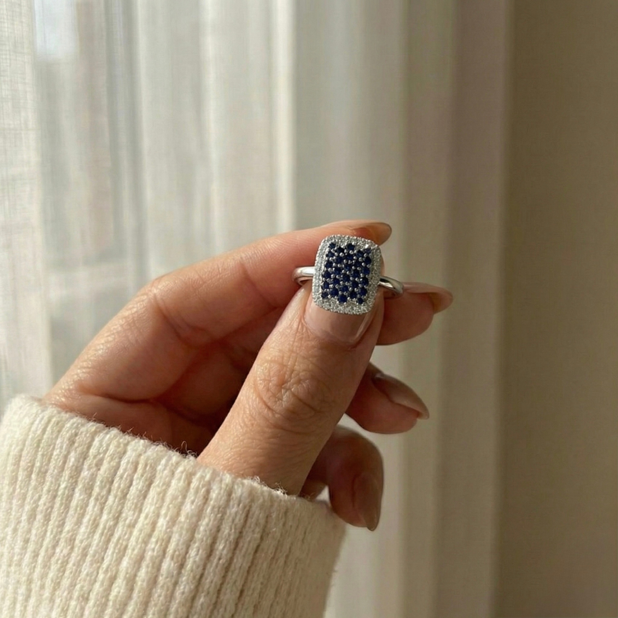 Anillo llamativo con zafiro azul