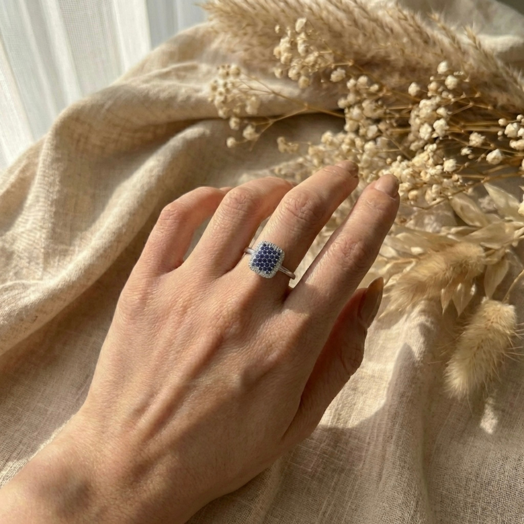 Anillo llamativo con zafiro azul