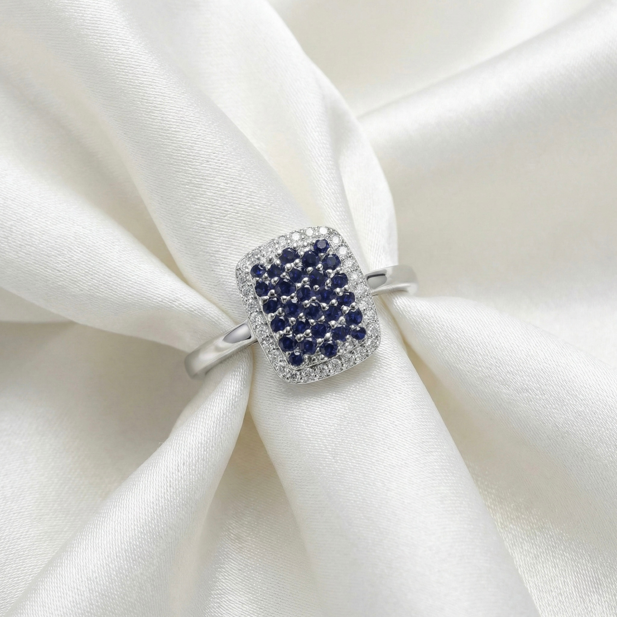 Anillo llamativo con zafiro azul