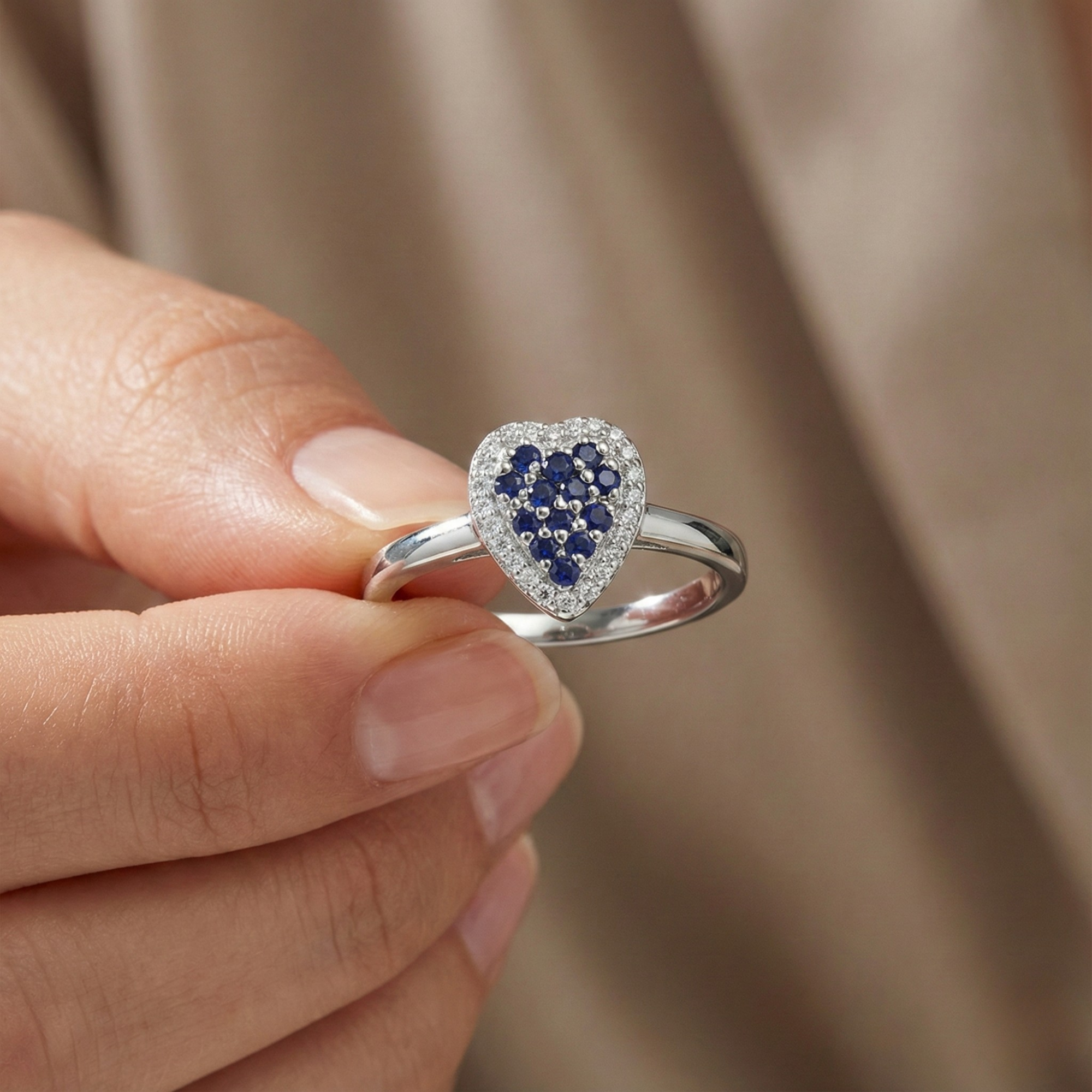 Anillo de corazón de moda con zafiro azul