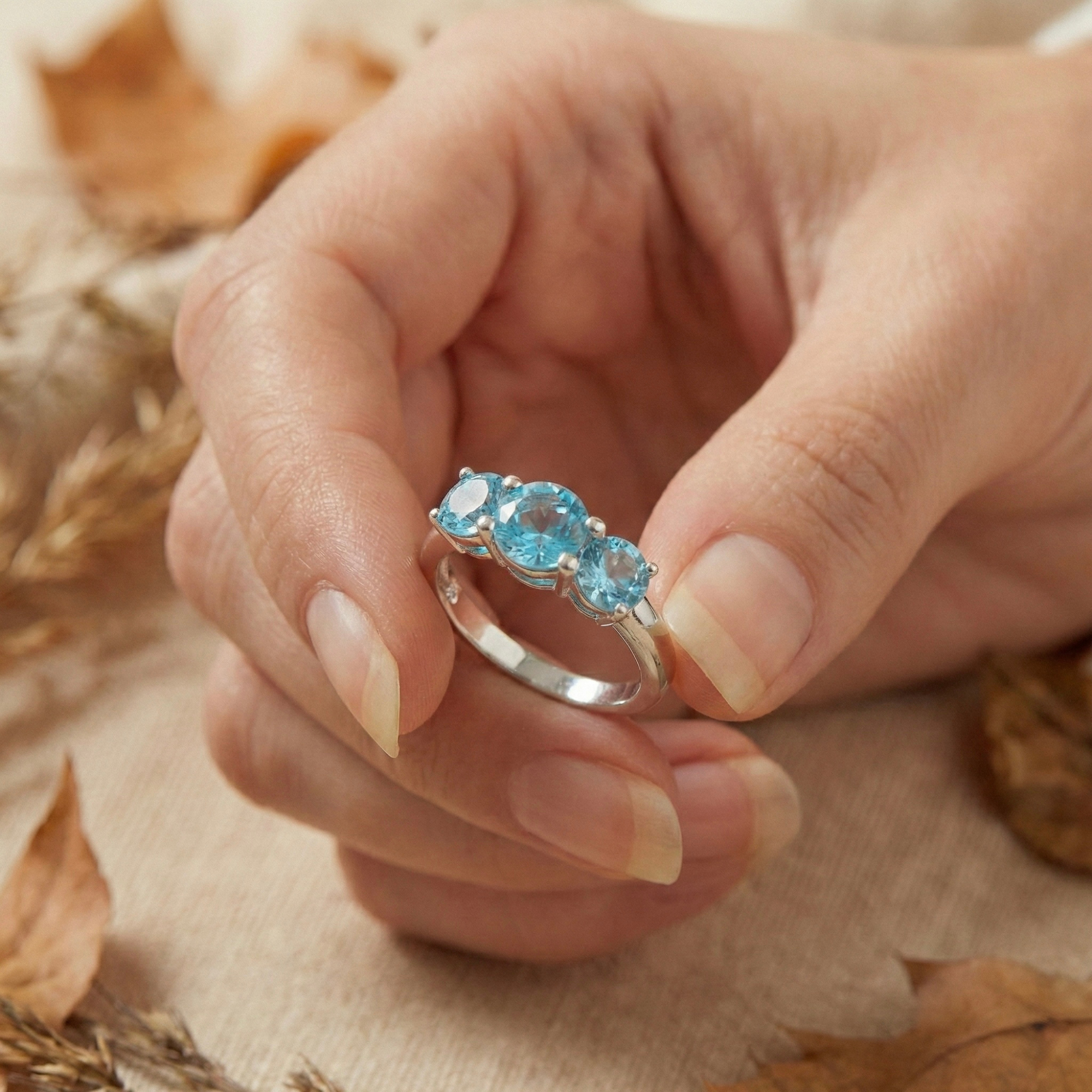 Bague à trois pierres en apatite Paraiba bleue naturelle