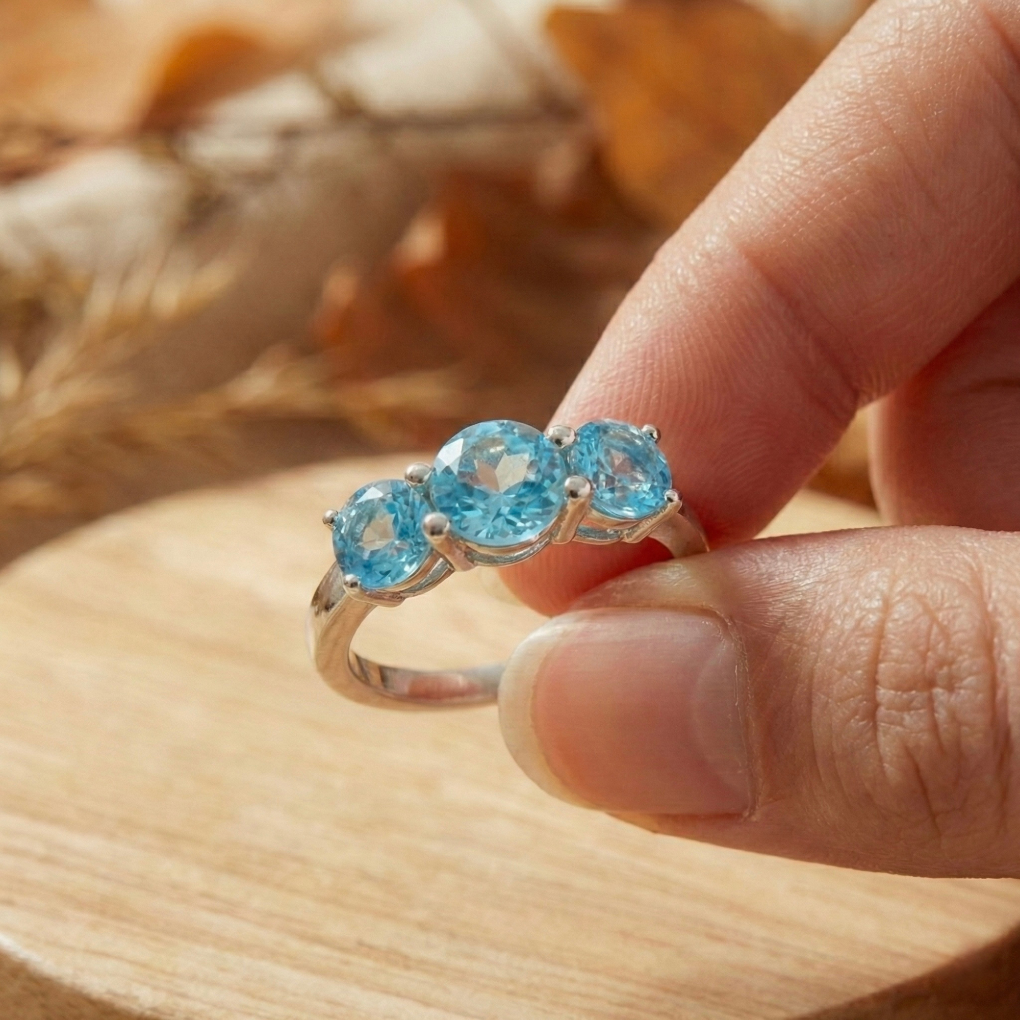 Bague à trois pierres en apatite Paraiba bleue naturelle