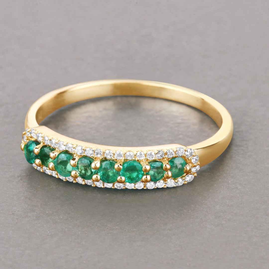 Anillo de eternidad con esmeralda de Zambia en oro amarillo de 14 quilates