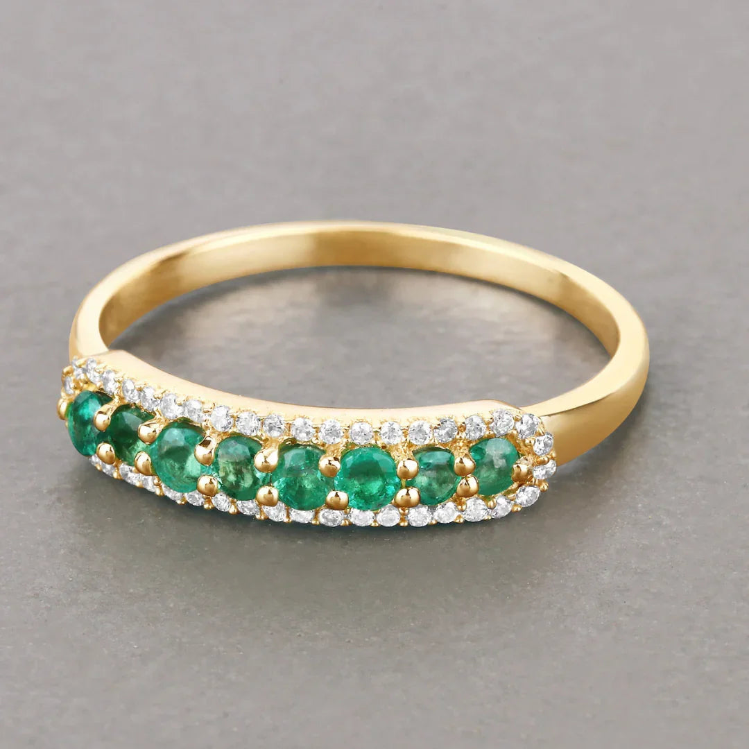 Anillo de eternidad con esmeralda de Zambia en oro amarillo de 14 quilates