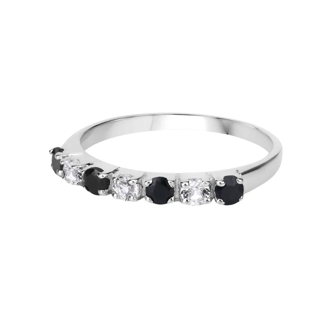 Anillo de media eternidad con zafiro negro y topacio blanco