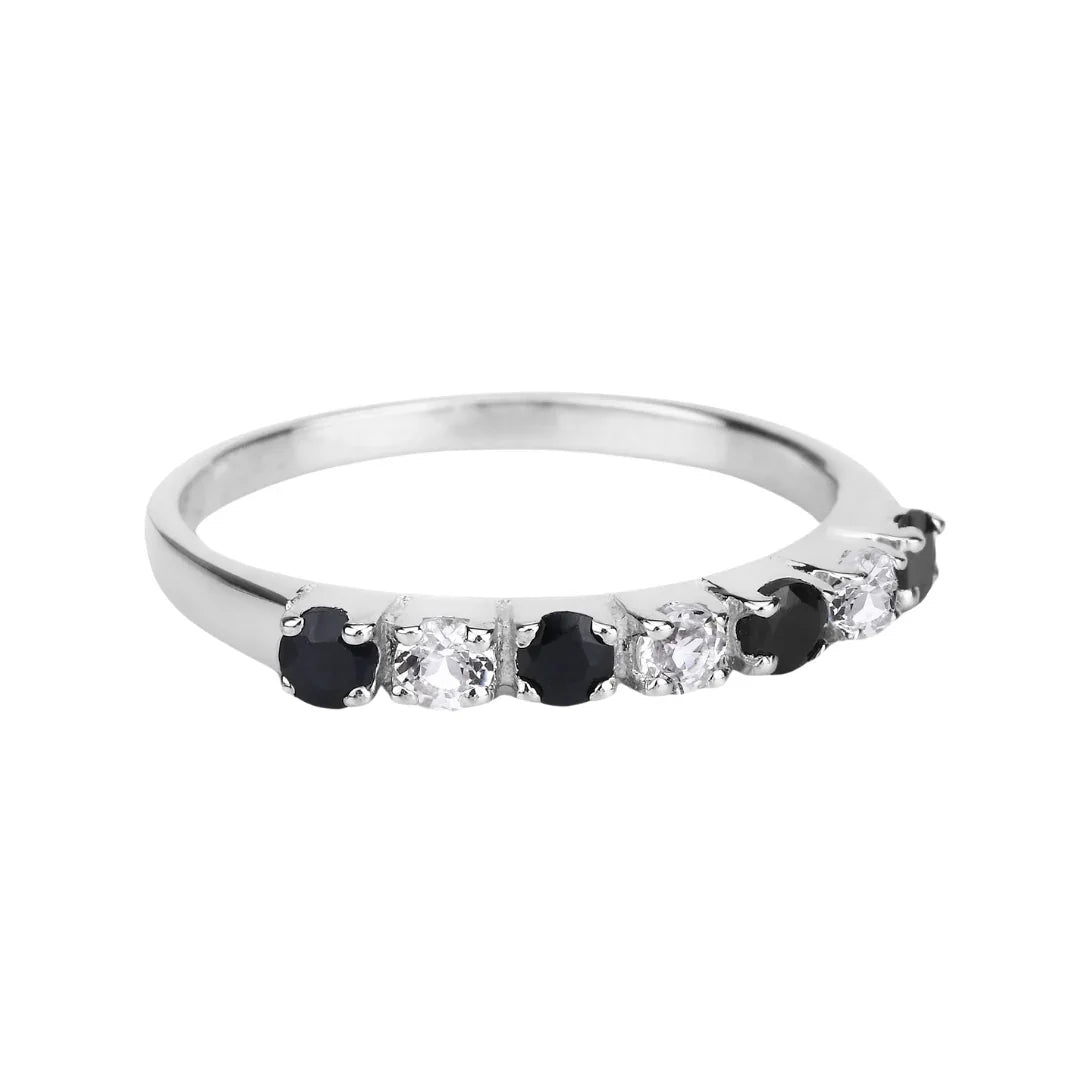 Anillo de media eternidad con zafiro negro y topacio blanco