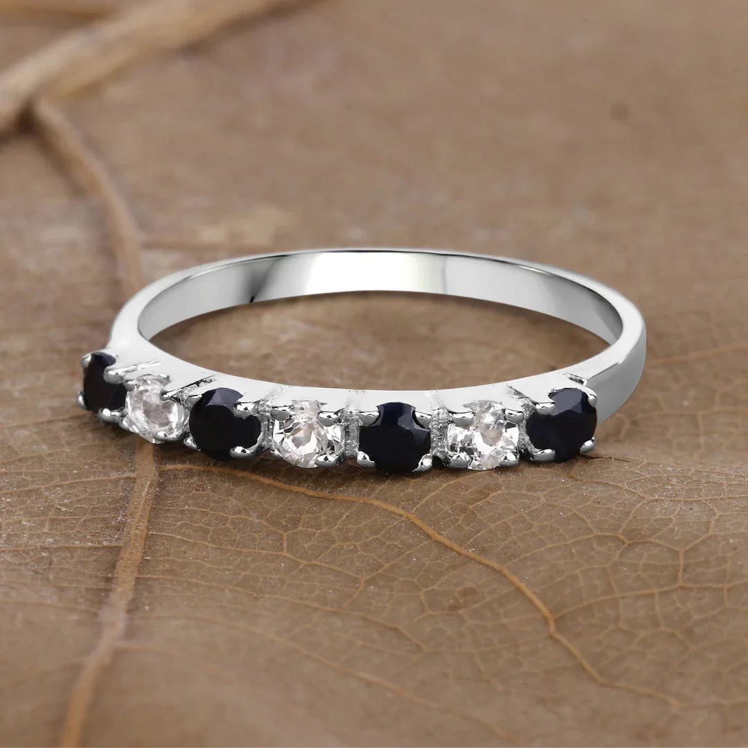 Anillo de media eternidad con zafiro negro y topacio blanco