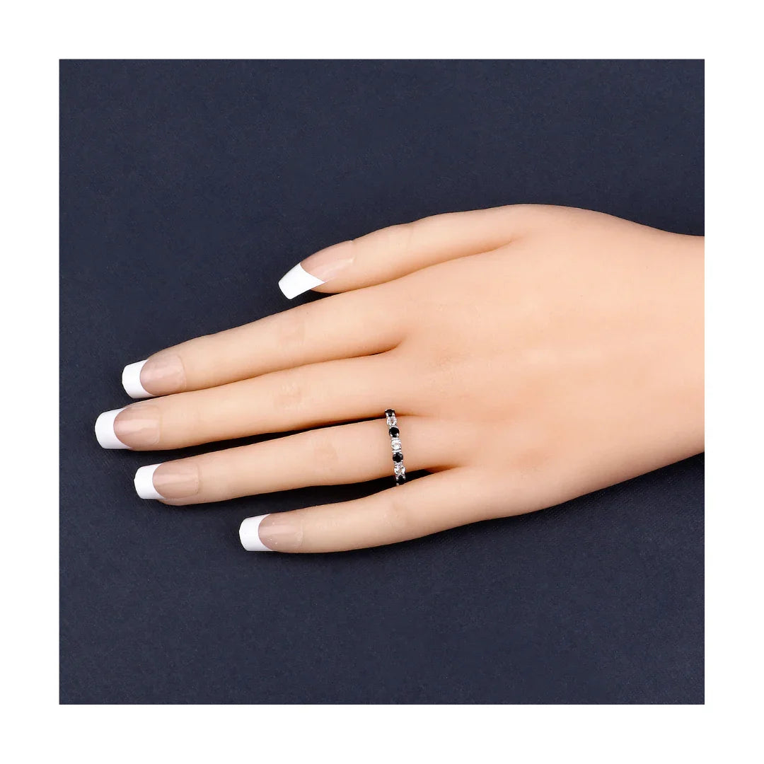 Anillo de media eternidad con zafiro negro y topacio blanco