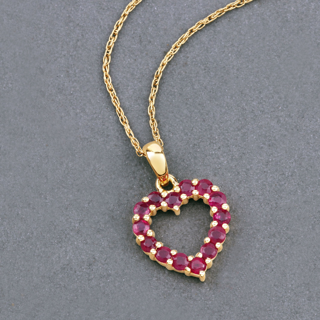 Collar con corazón de rubí en oro amarillo de 10 quilates