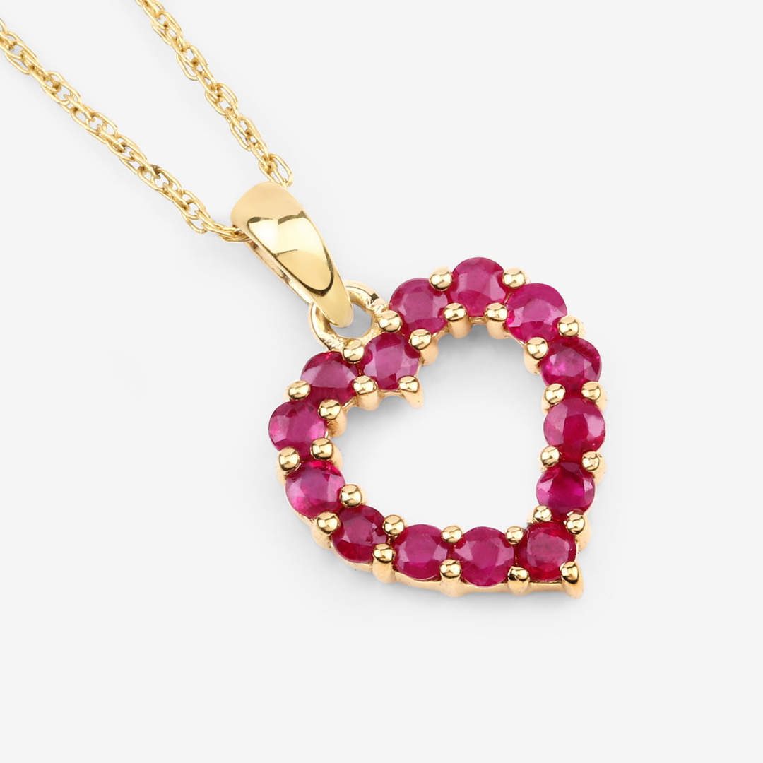 Collar con corazón de rubí en oro amarillo de 10 quilates