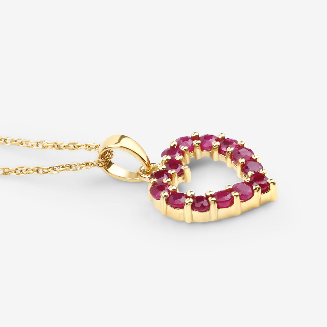 Collar con corazón de rubí en oro amarillo de 10 quilates