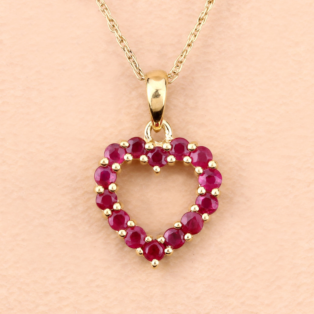 Collar con corazón de rubí en oro amarillo de 10 quilates