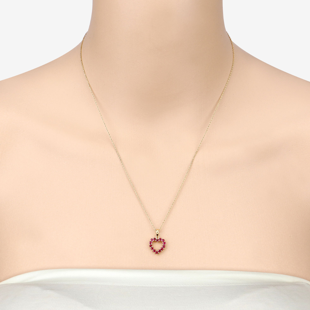 Collar con corazón de rubí en oro amarillo de 10 quilates
