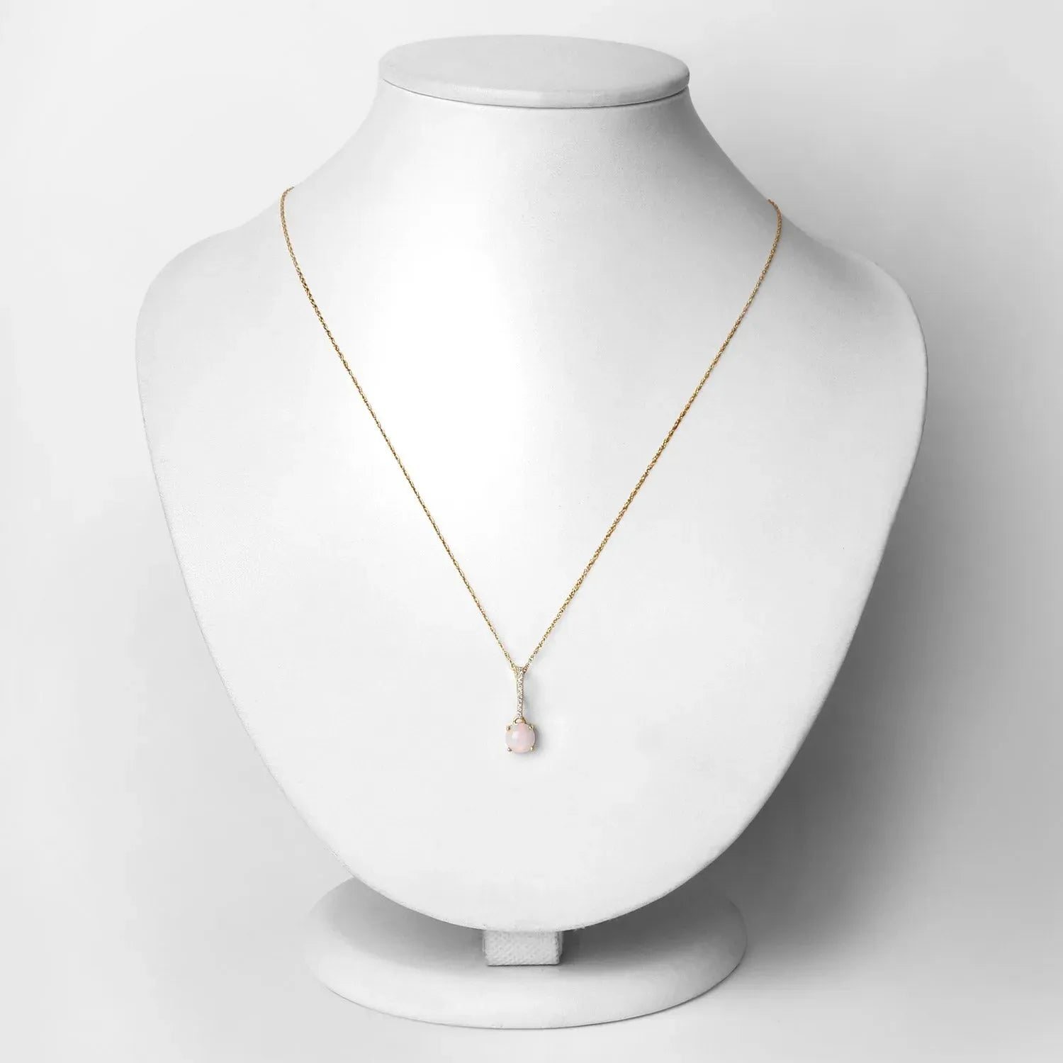 Collar con colgante de ópalo en oro de 10 quilates y detalles de diamantes