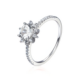 Bague solitaire en topaze blanche et fleur