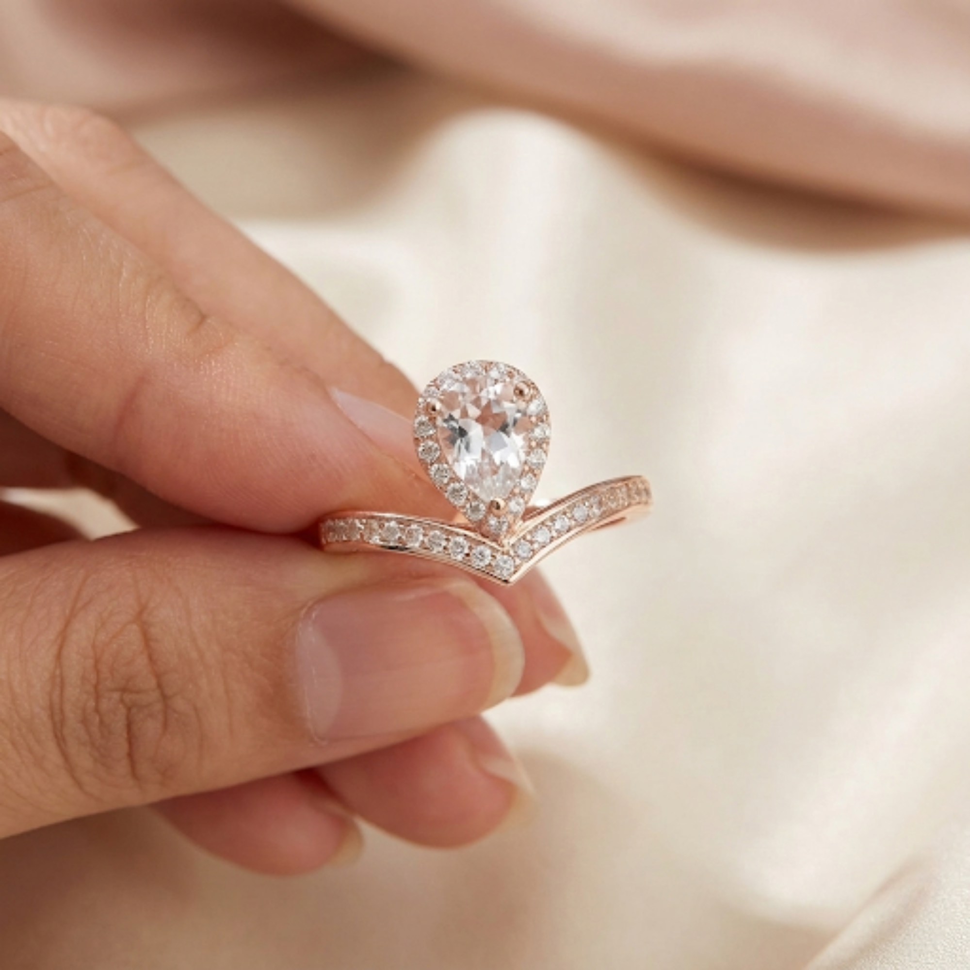 Bague en forme de larme avec topaze blanche