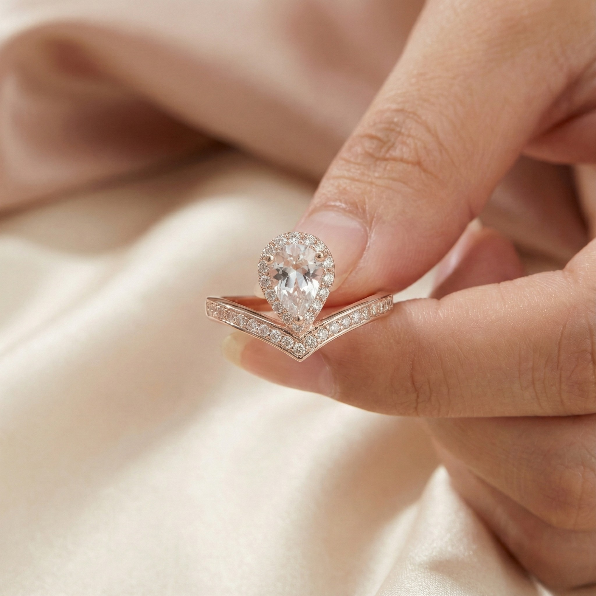 Bague en forme de larme avec topaze blanche