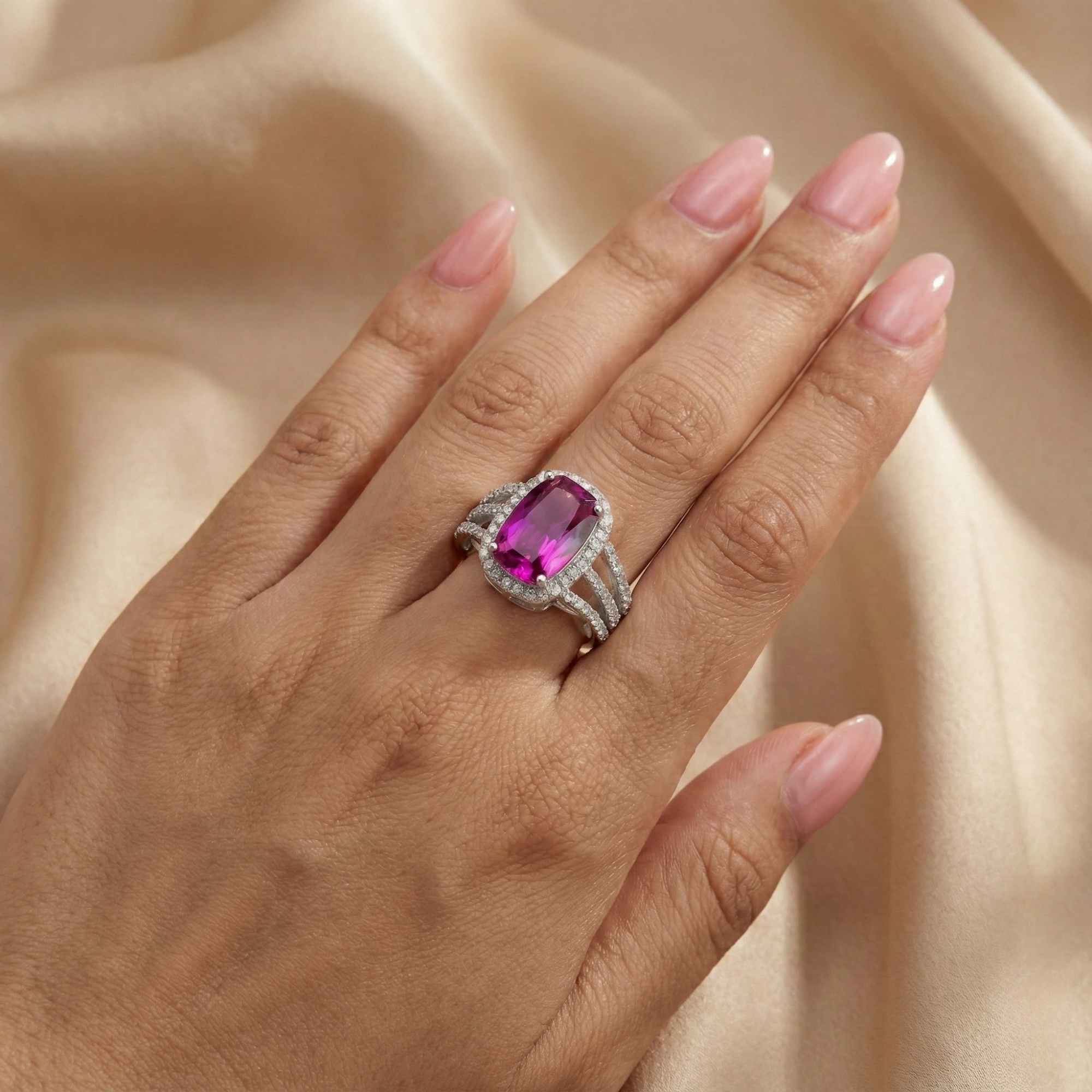 Bague coussin en saphir violet