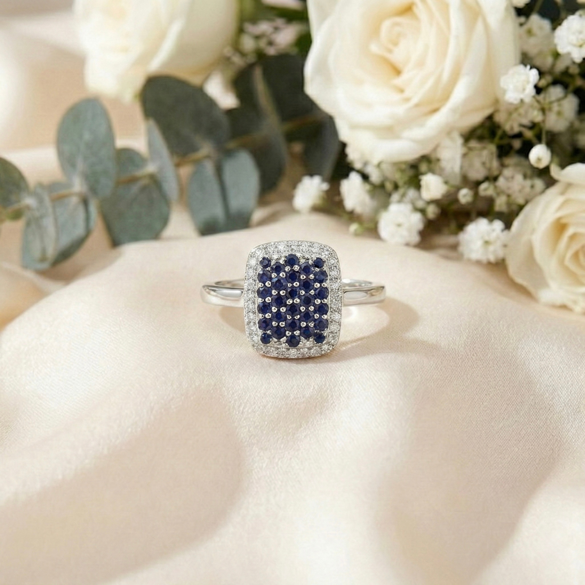 Anillo llamativo con zafiro azul