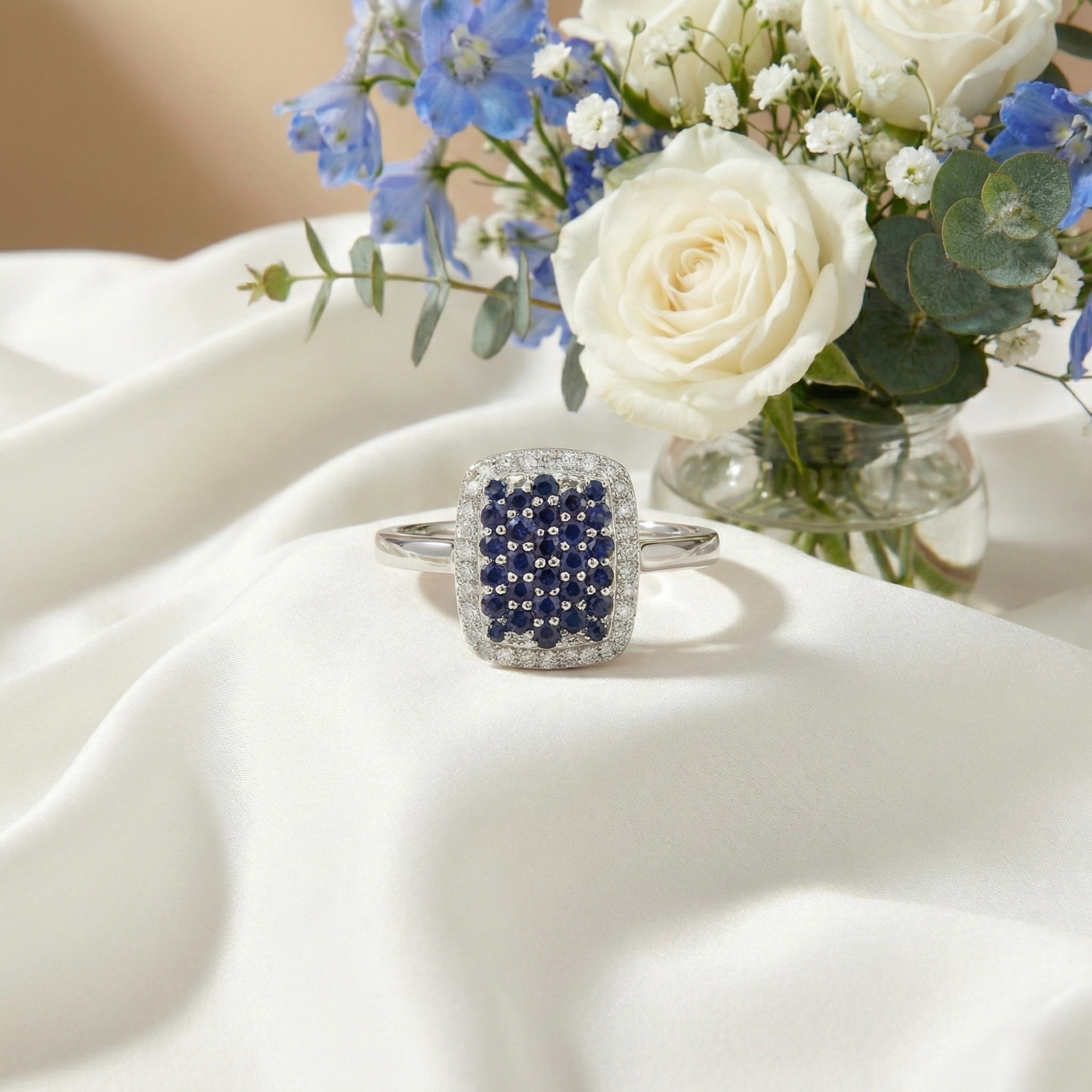 Anillo llamativo con zafiro azul