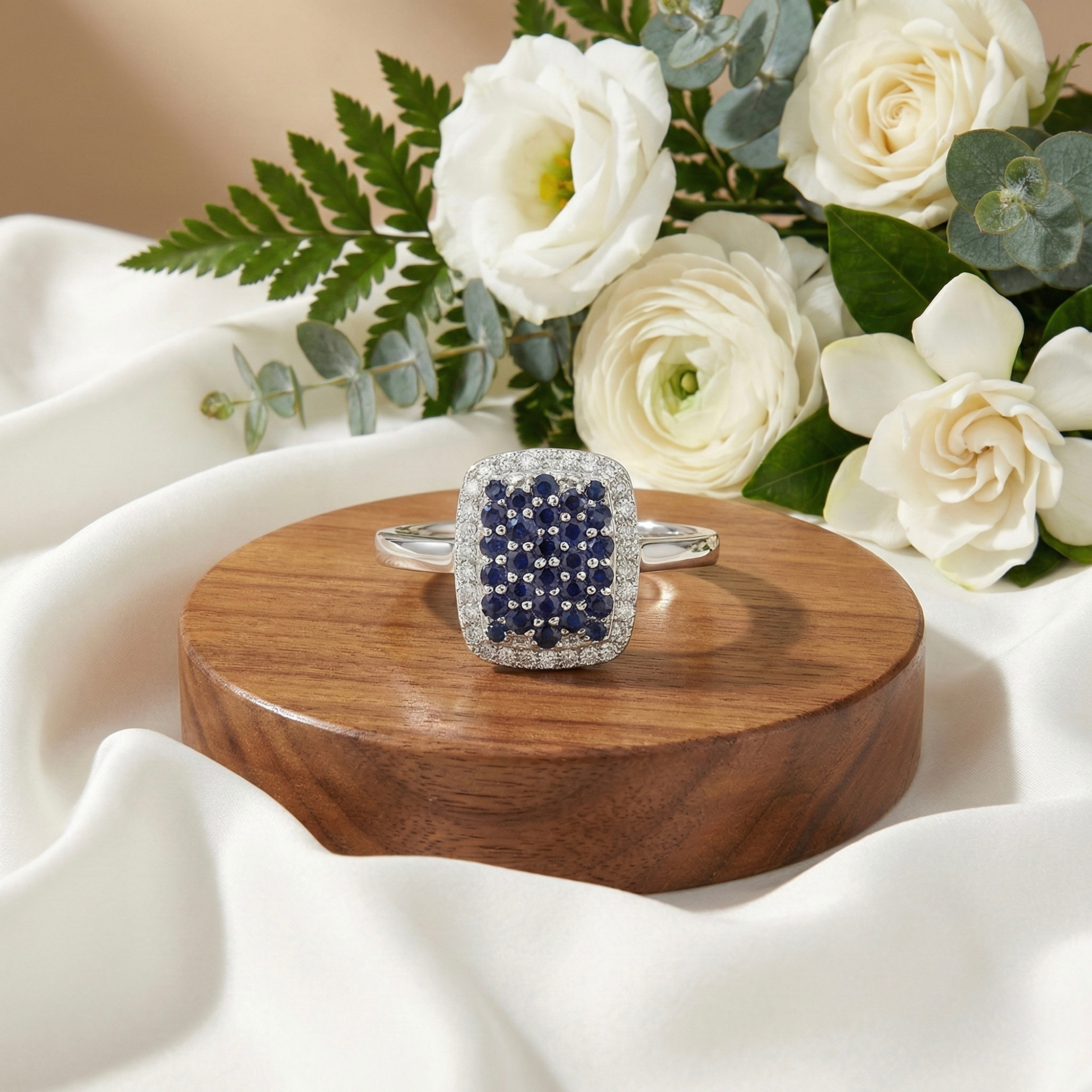 Anillo llamativo con zafiro azul