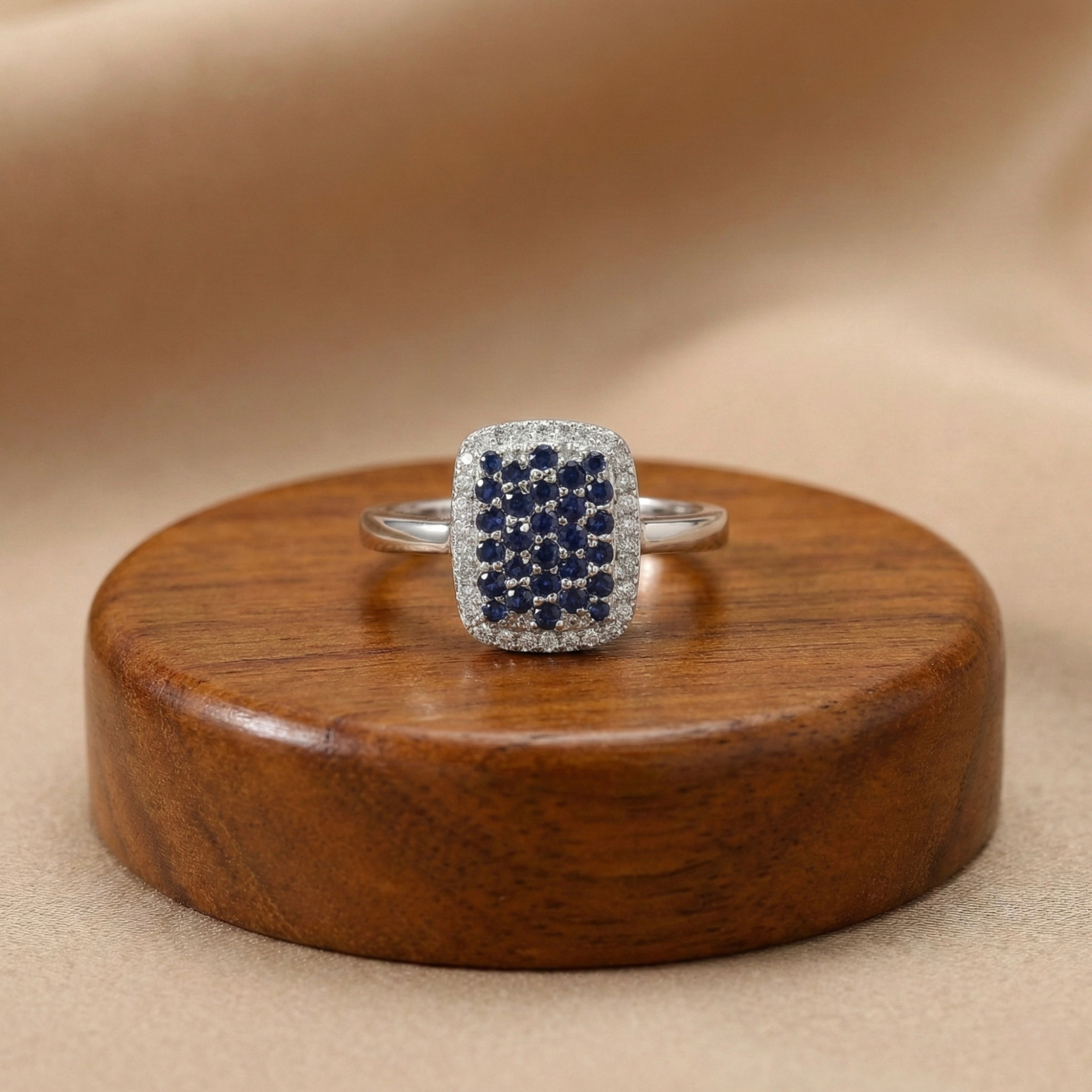 Anillo llamativo con zafiro azul