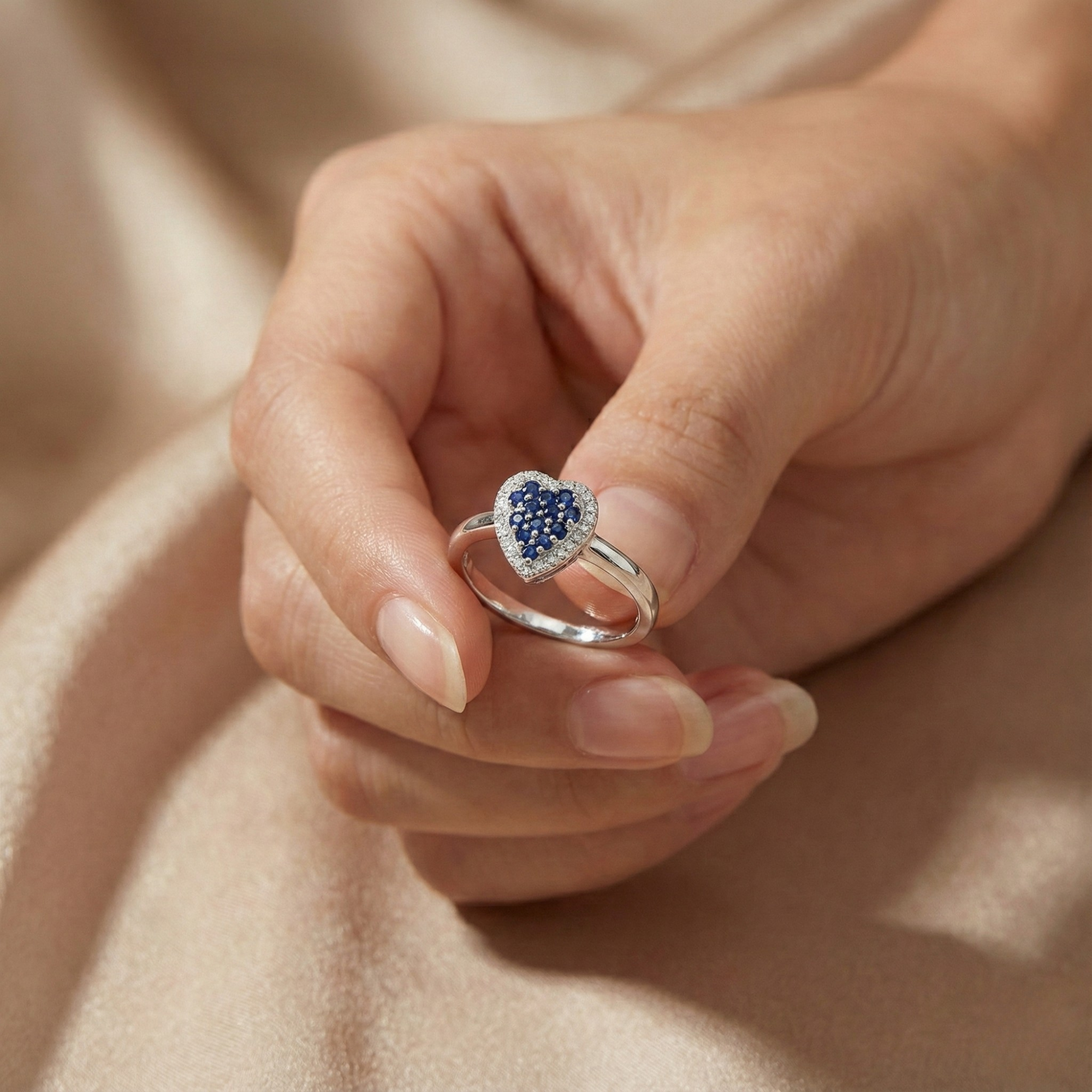 Anillo de corazón de moda con zafiro azul