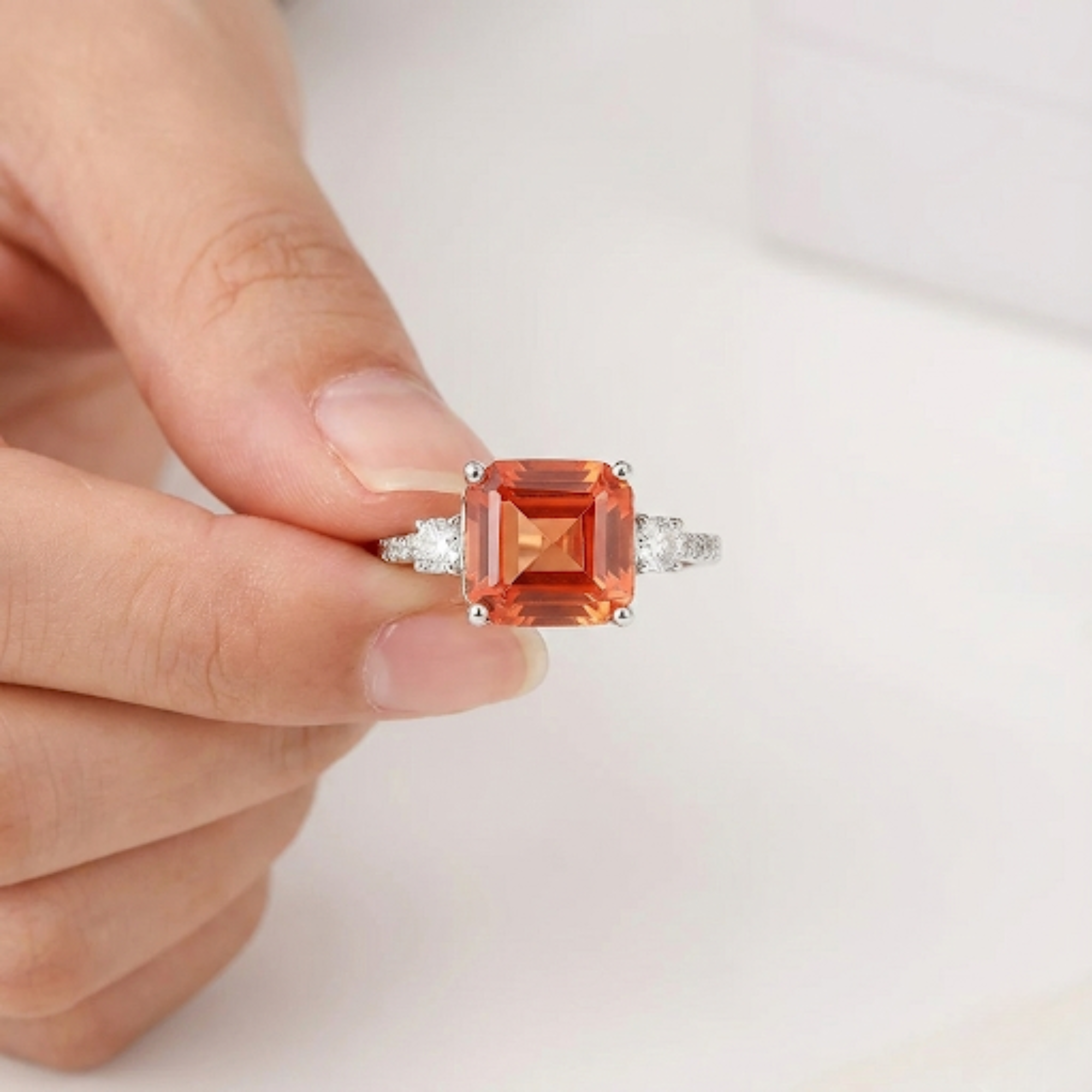 Anillo de tres piedras con zafiro color melocotón