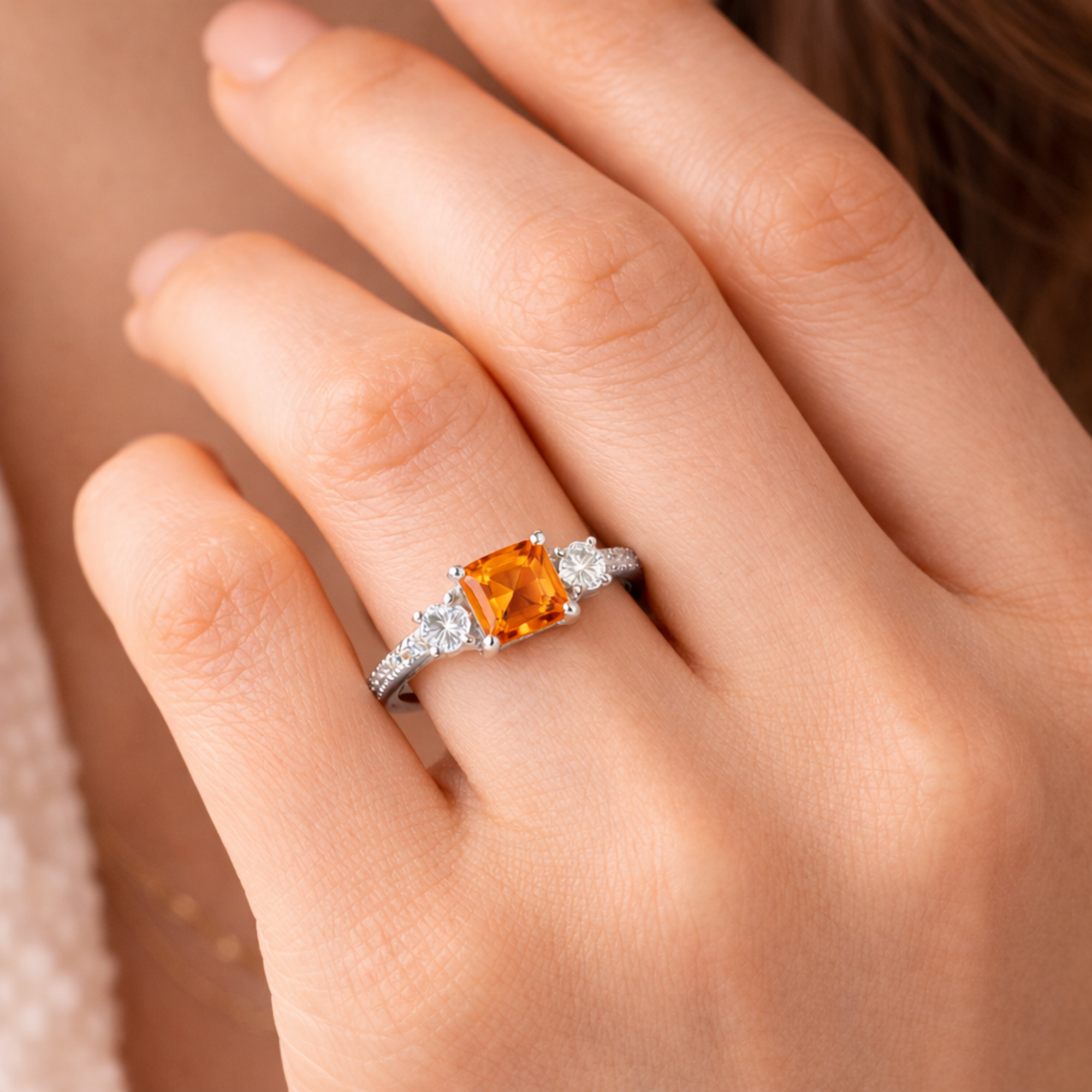 Anillo de tres piedras con zafiro melocotón