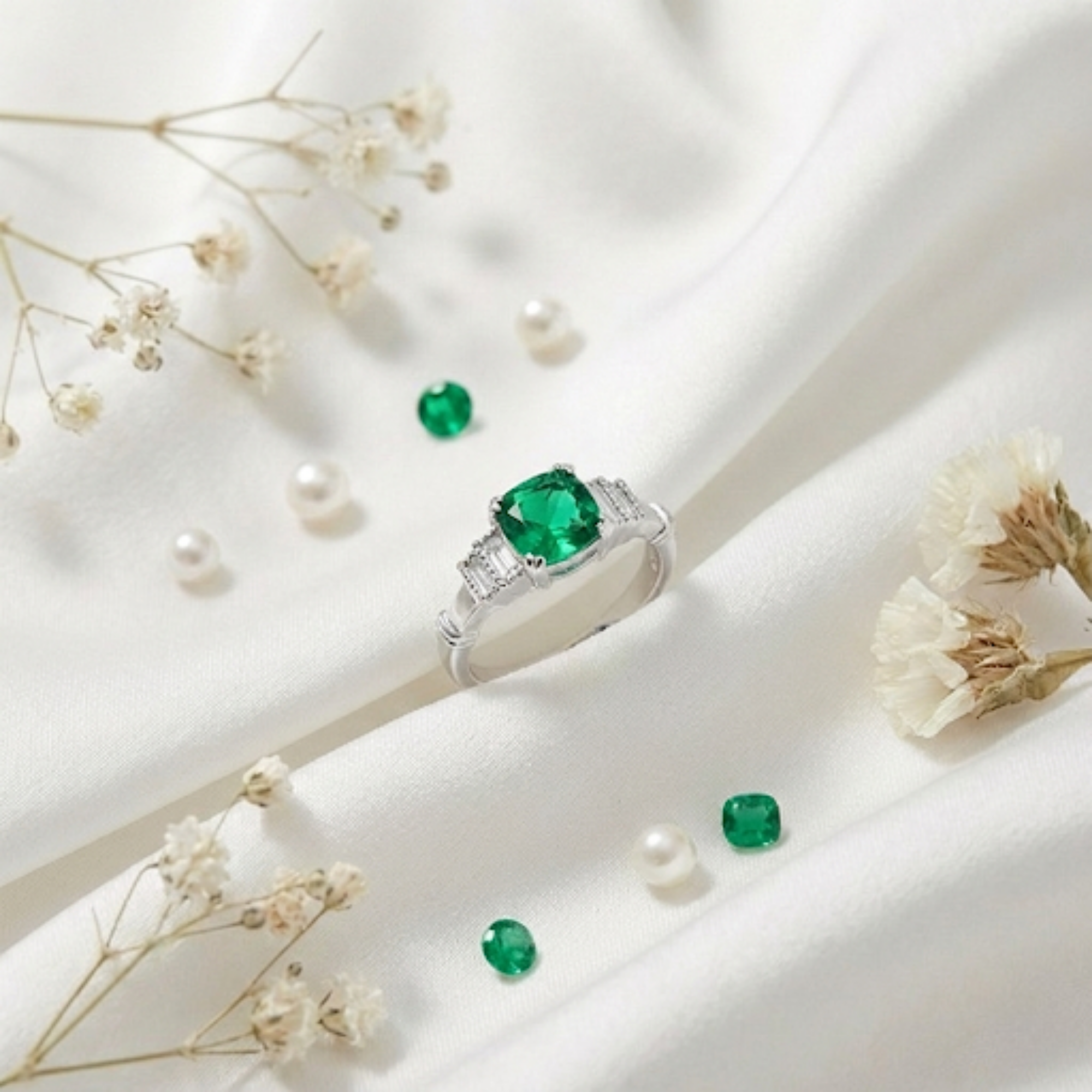 Bague à cinq pierres en émeraude de Colombie