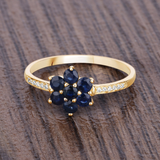 Anillo floral de zafiro azul y diamantes blancos en oro amarillo de 10 quilates