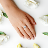 Bague solitaire en topaze blanche et fleur